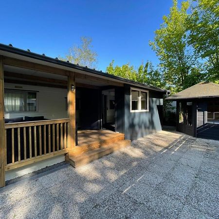 Chalet 'T Rijsterbos Op Camping Met Zwembad! Villa Esterno foto
