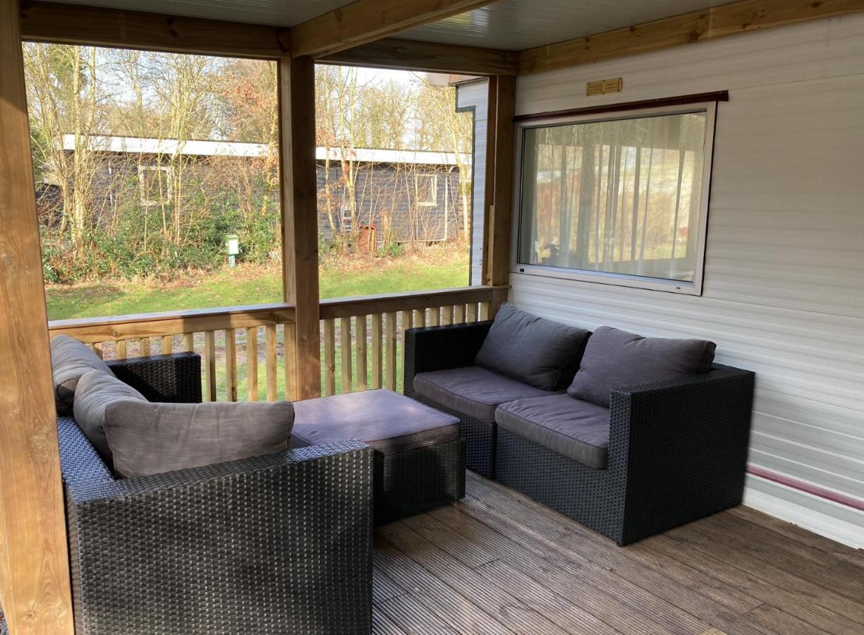 Chalet 'T Rijsterbos Op Camping Met Zwembad! Villa Esterno foto