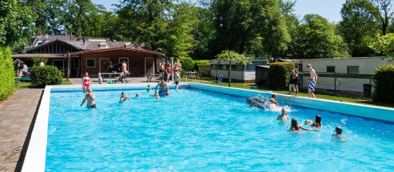 Chalet 'T Rijsterbos Op Camping Met Zwembad! Villa Esterno foto