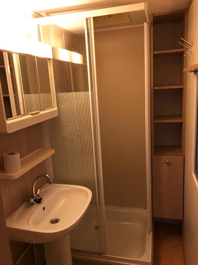 Chalet 'T Rijsterbos Op Camping Met Zwembad! Villa Esterno foto