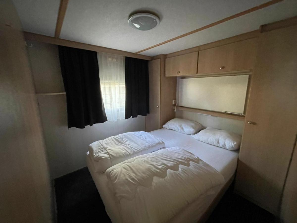 Chalet 'T Rijsterbos Op Camping Met Zwembad! Villa Esterno foto