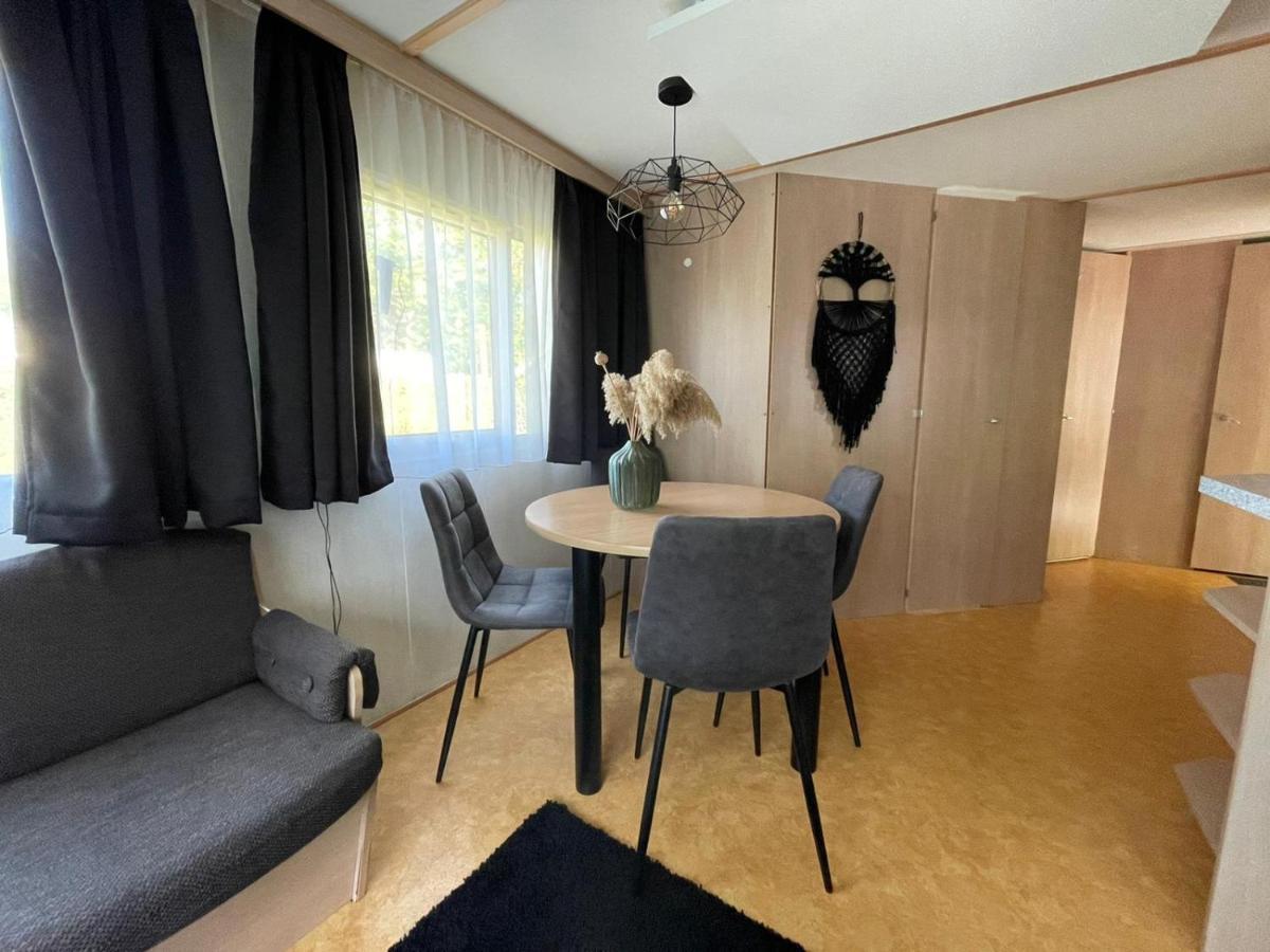 Chalet 'T Rijsterbos Op Camping Met Zwembad! Villa Esterno foto