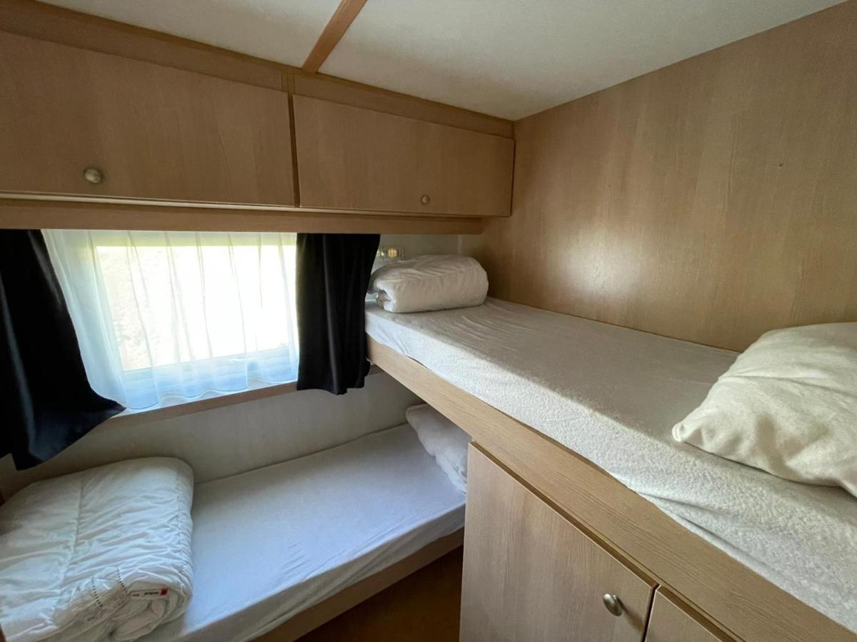 Chalet 'T Rijsterbos Op Camping Met Zwembad! Villa Esterno foto
