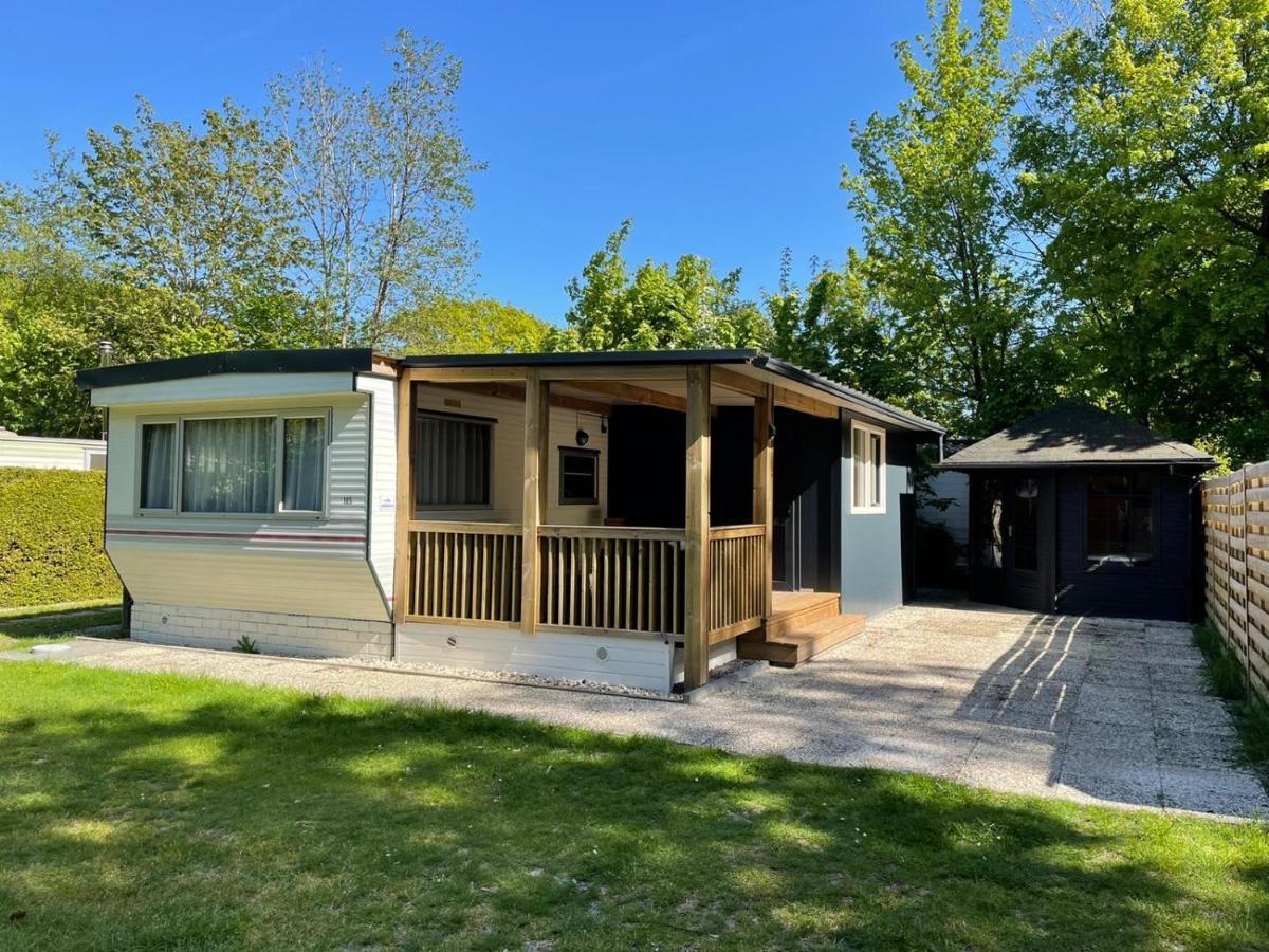 Chalet 'T Rijsterbos Op Camping Met Zwembad! Villa Esterno foto